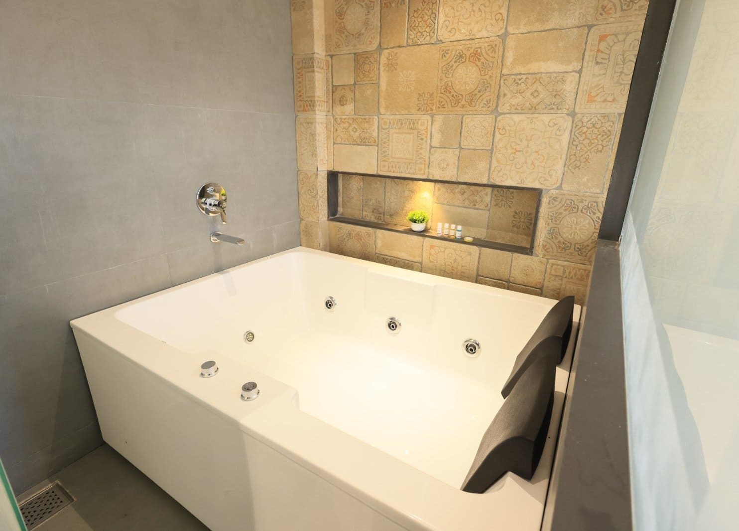 best for honeymoon hotels in mahabaleshwar  for Couples